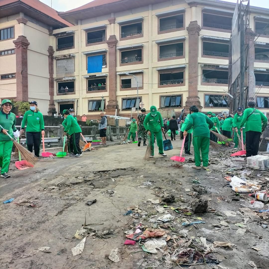 Ayo kita gotong royong bersama menjaga lingkungan kita untuk kepentingan bersama.