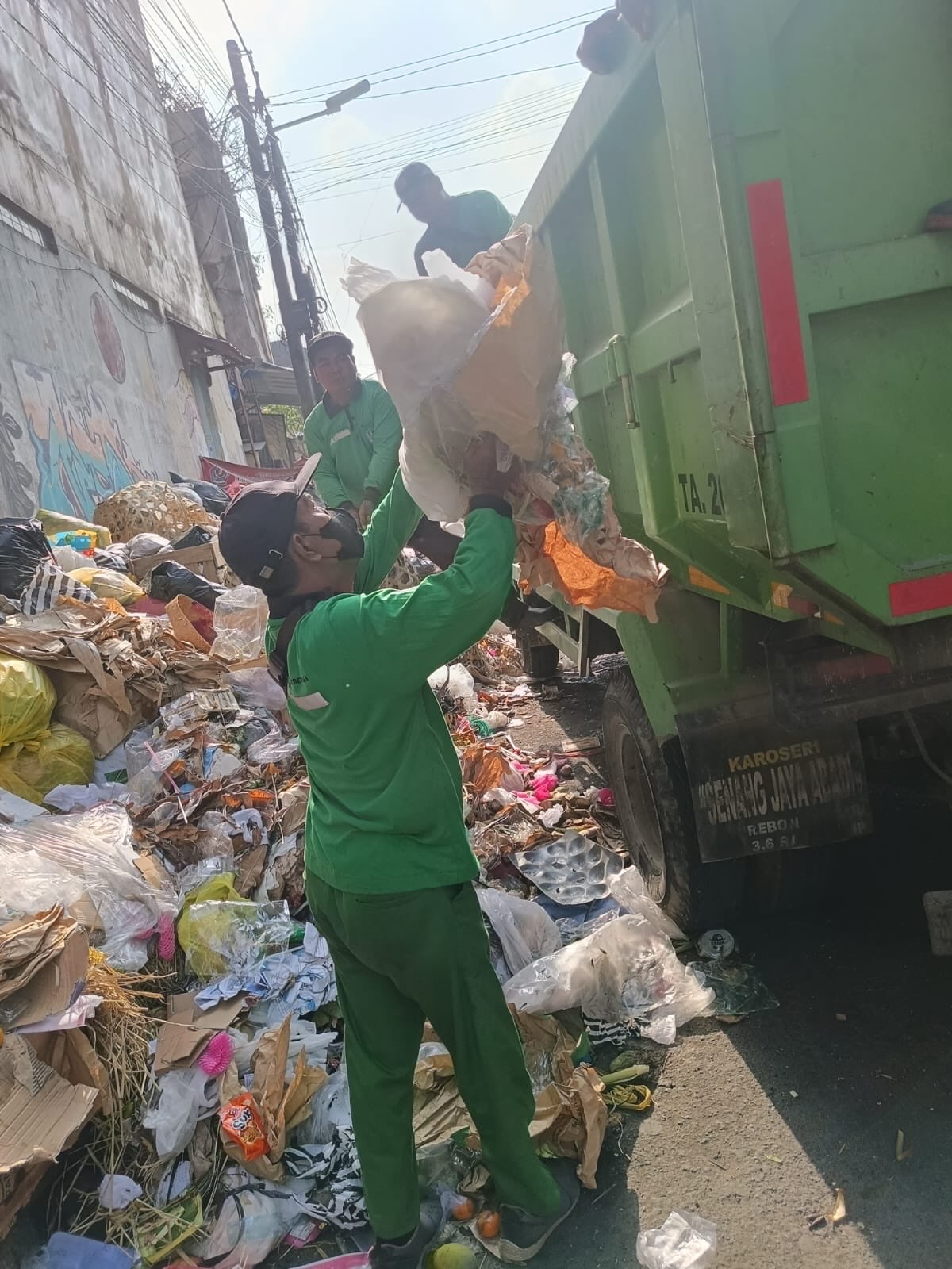 Kebersihan lingkungan merupakan tanggung jawab kita bersama
